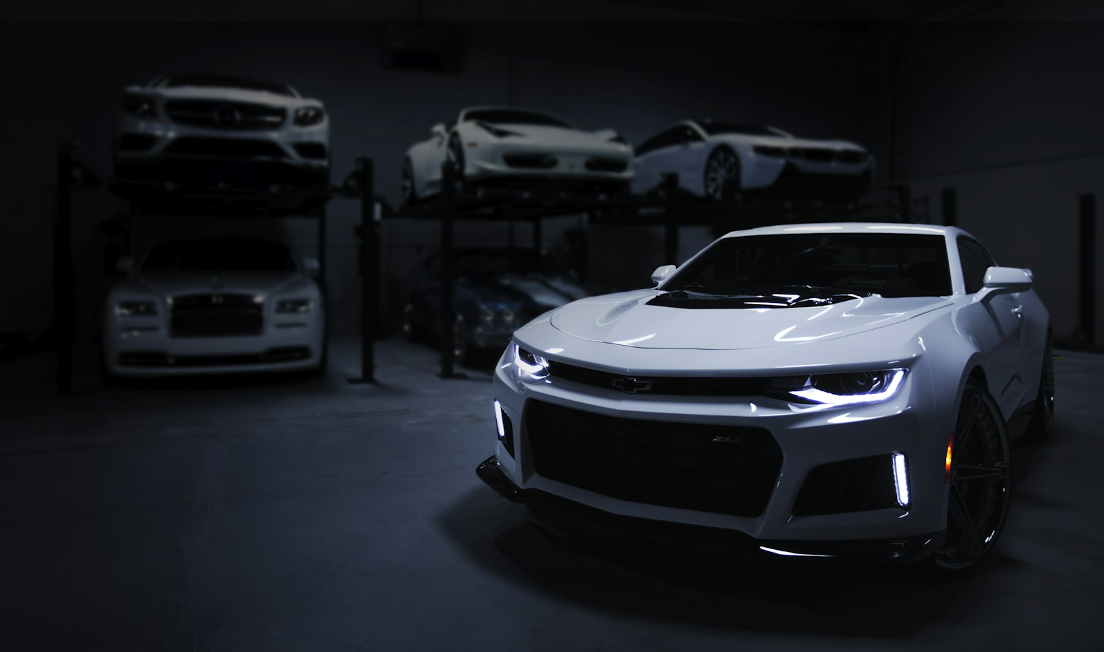 Detailing paytida sayqallangan avtomobil kuzovi
